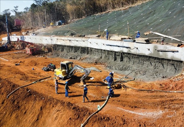 Obras de estabilização de encosta na Serra da Rocinha, na BR-285/SC